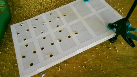 Perçage des trous pour glisser ensuite la mèche de la sauteuse